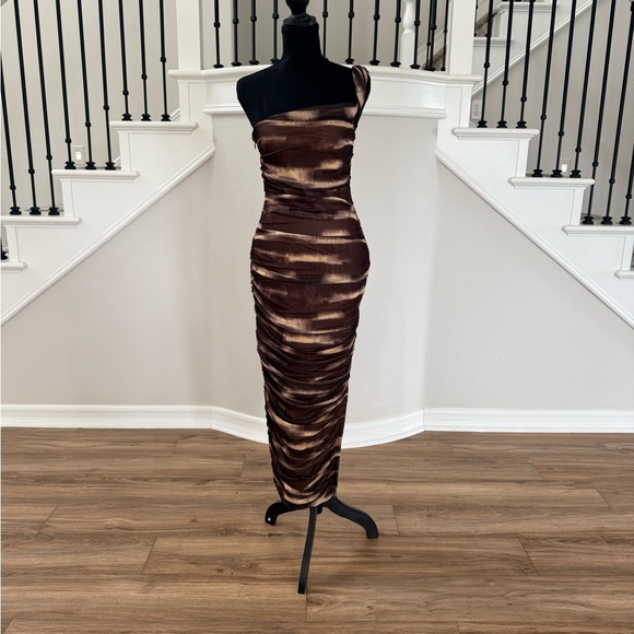 $250 ELLIATT One Shoulder Mesh Midi Dress NWT – Built-In Shaping – Size Small - Picture 4 of 6